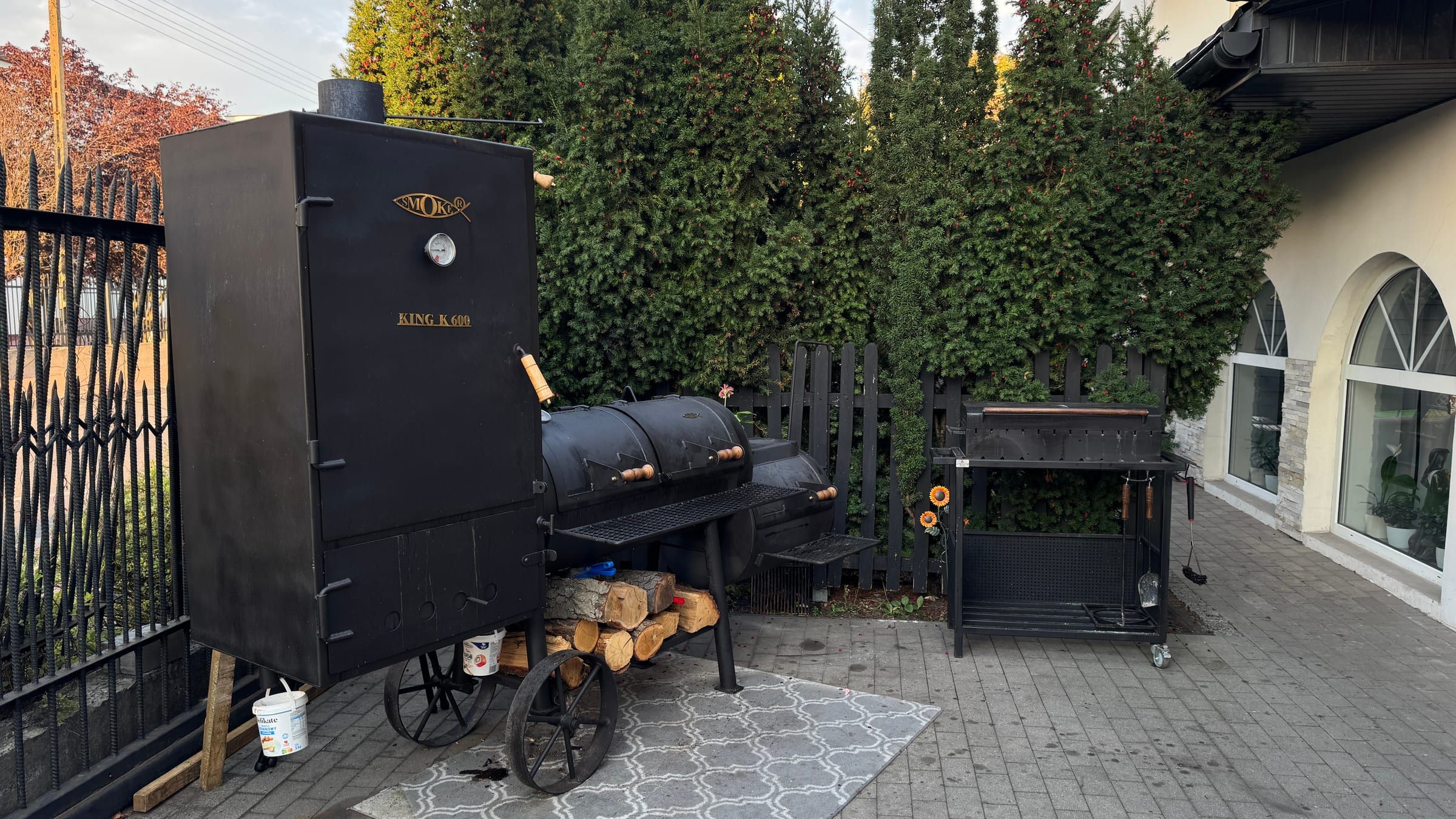Smoker King K 600 i grill na podwórku Santa Teresa BBQ
