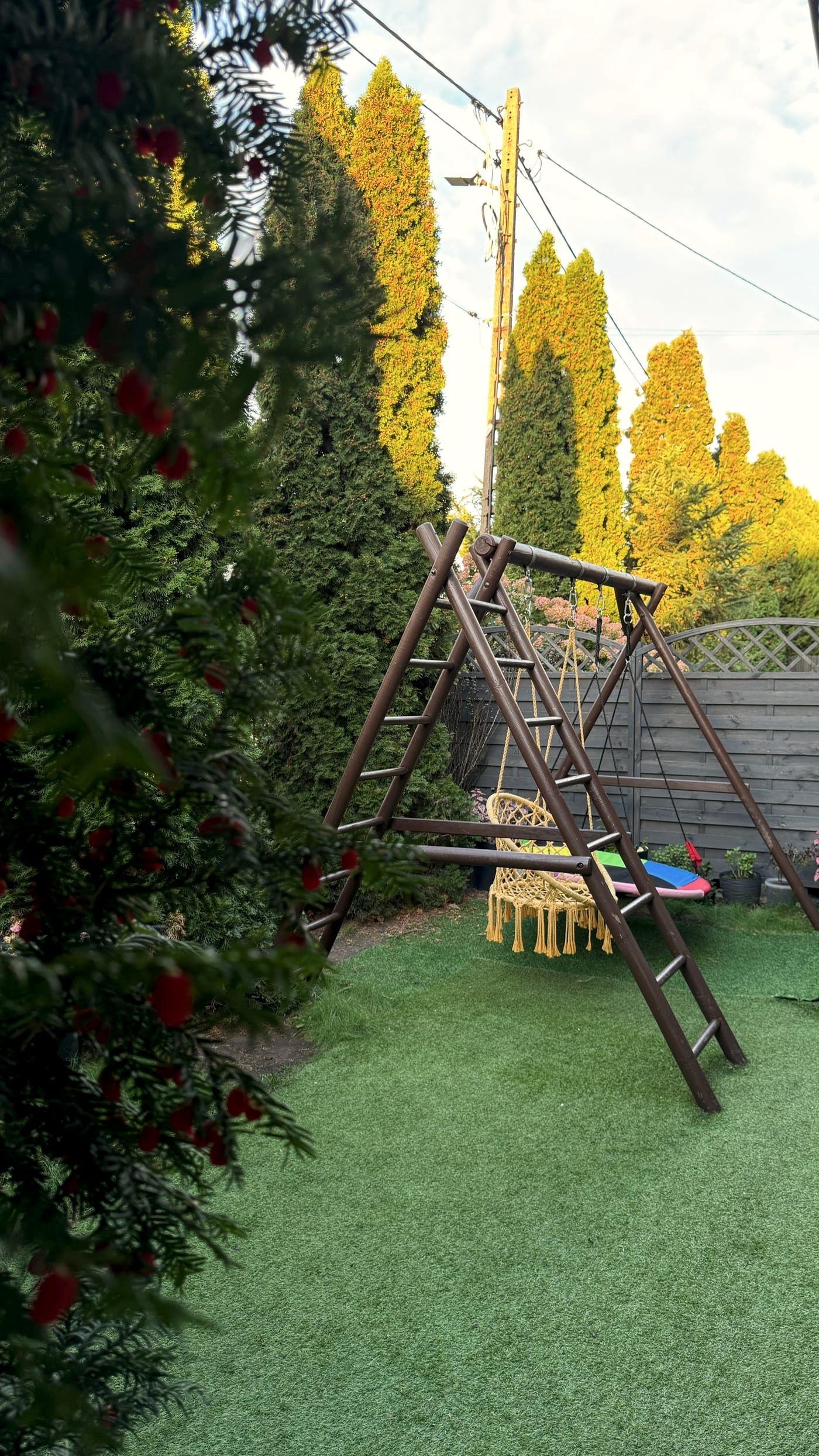Huśtawka i drabinki w ogrodzie